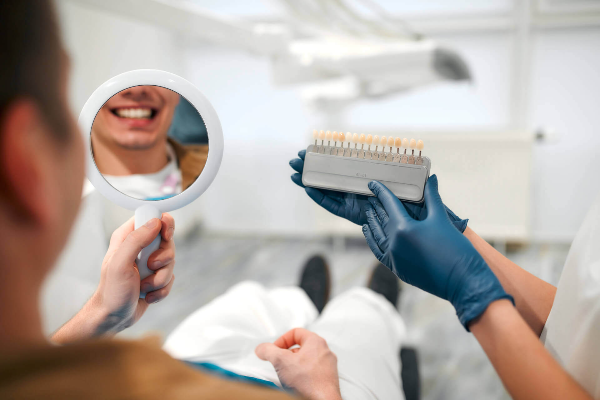 Un sourire d'homme satisfait du travail d'un dentiste